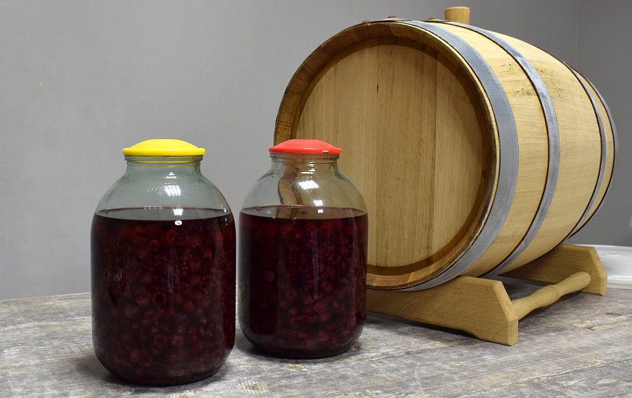 На фото: бродильная емкость из нержавейки с гидрозатвором